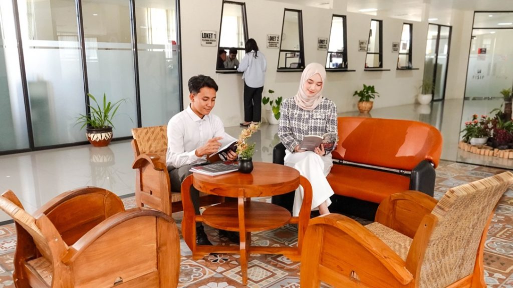 Ruang tunggu loket layanan akademik dan kemahasiswaan
